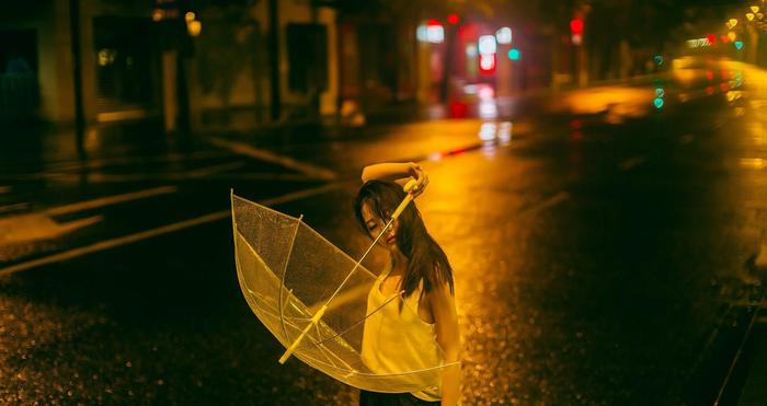 下雨天 伤感的女孩在雨中独自徘徊，我想你了