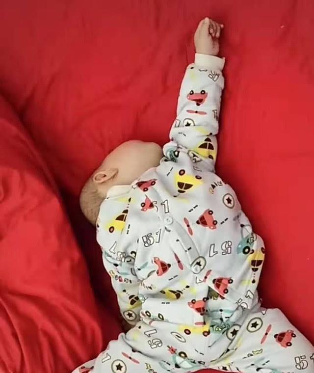 宝宝睡觉摆出奇怪睡姿，妈妈无法淡定，网友：他要奔月