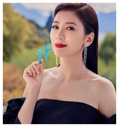 贾静雯为大女儿梧桐妹庆生，梧桐妹下巴引网友热议：有点地包天？