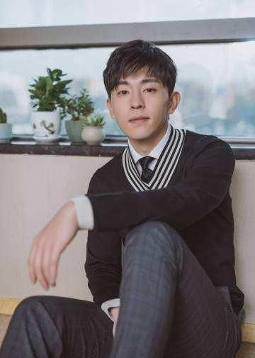 《新舞林大会》邓伦素颜现身“露真容”，网友：这差距有点大