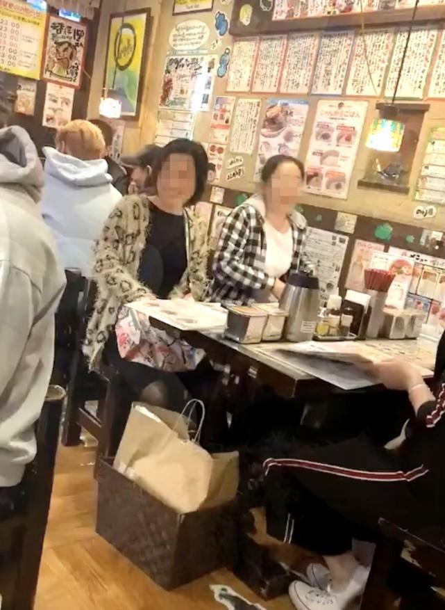 鹿晗关晓彤蜜游日本一周，再次被拍到餐厅约会，还跟其他顾客拼桌