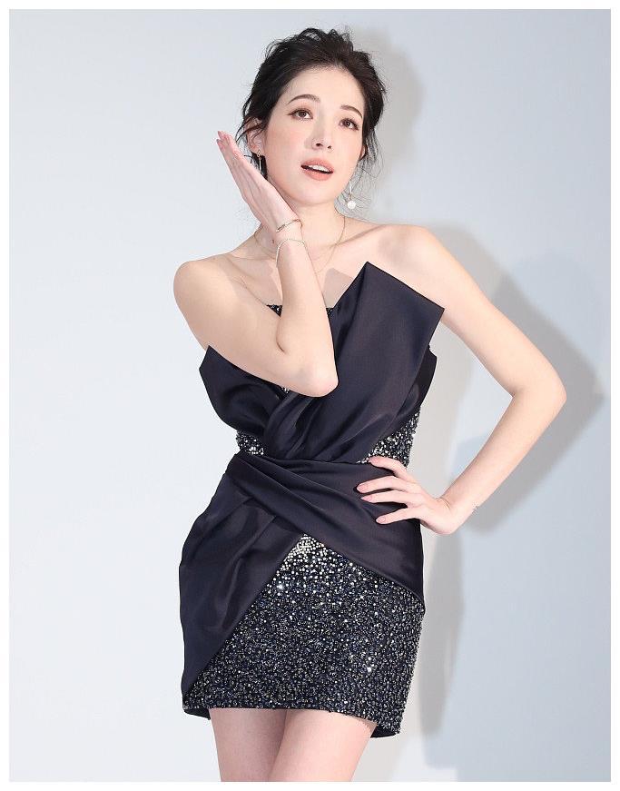 35岁许玮甯自带美颜，穿“星空”礼服亮相，这牛奶肌白到发光！