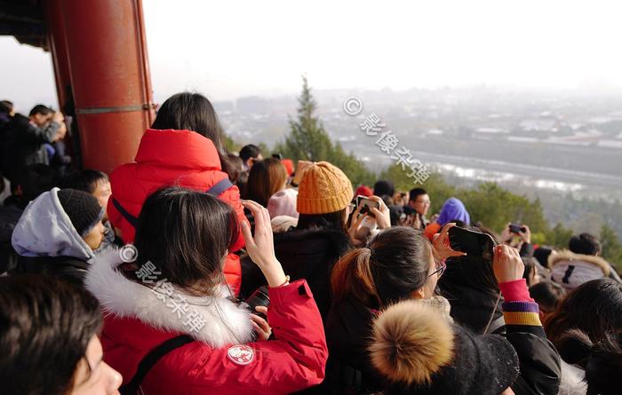 北京故宫迎来“初雪”，景山山顶人挤人，里三层外三层