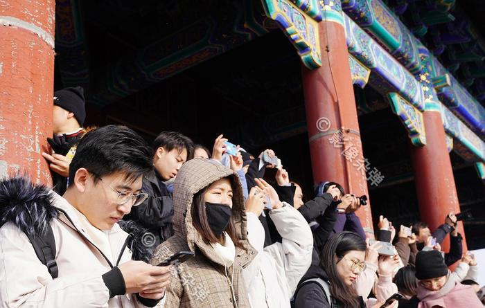 北京故宫迎来“初雪”，景山山顶人挤人，里三层外三层