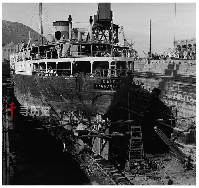 老照片，四十年代香港的维多利亚港，大型货轮与小舢板共存