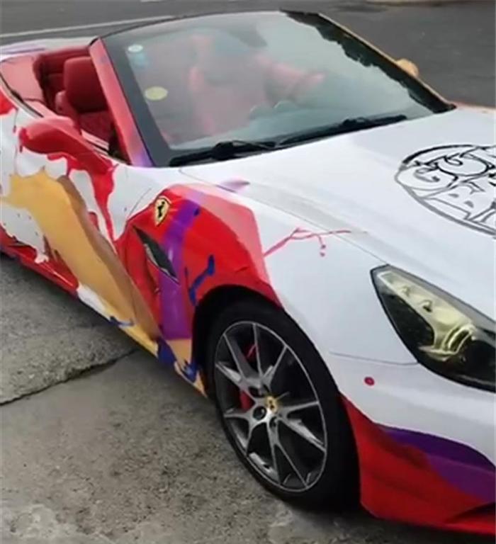 全国首台“涂鸦彩绘版”法拉利，车价430万，全车七彩，有艺术感