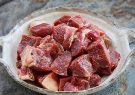 炖牛肉羊肉，如果放这2味调料，腥味越炖越重口感差！