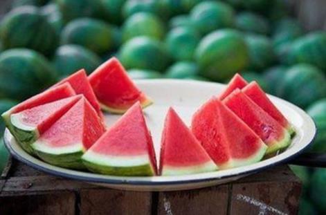 从各国吃西瓜的方式，就可以看出“真性情”，尤其是迪拜，真准！
