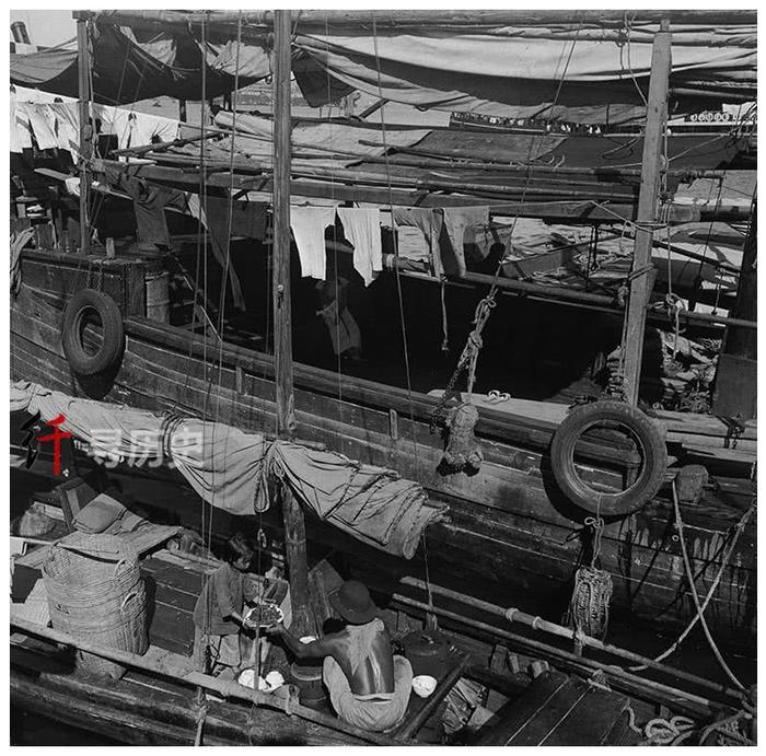 老照片，四十年代香港的维多利亚港，大型货轮与小舢板共存