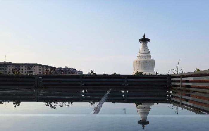 老北京胡同与现代都市的交融：西城区白塔寺周围能体会穿越时空