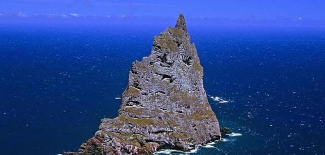 世界上最危险的岛屿，形状比金字塔还尖，而至今无人能登陆岛屿