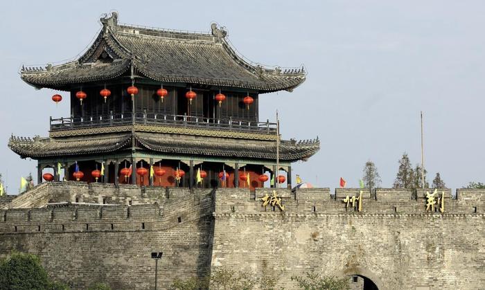 湖北荆州古城：15亿建造的全球最大关公铜像，青龙偃月刀就有71米