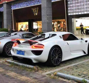 网友上海街头实拍保时捷918神车，车牌相当低调！