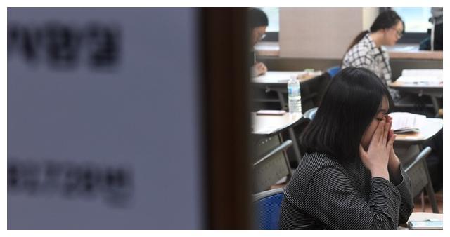 韩国高考堪称“人间炼狱”，考生恐慌呕吐流鼻血