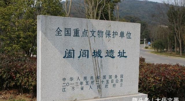 此水中古墓藏3001把宝剑，千年从没被盗过？专家抽干水后有了答案