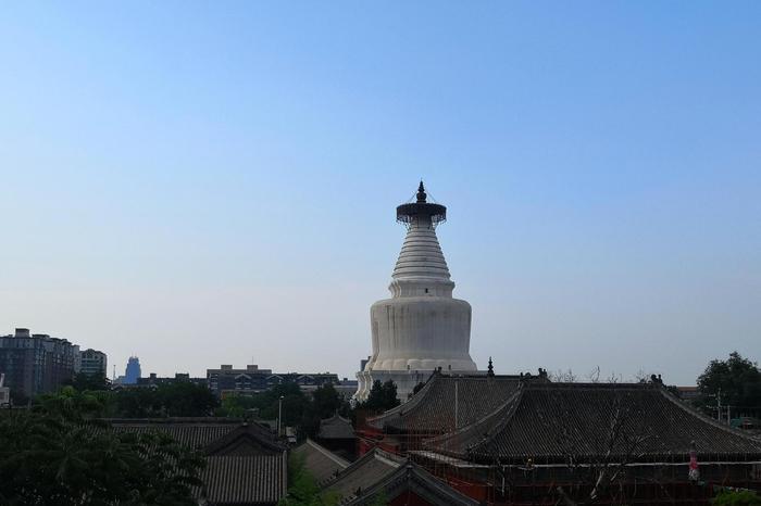 老北京胡同与现代都市的交融：西城区白塔寺周围能体会穿越时空