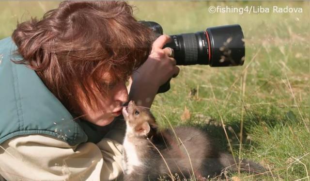 摄影师在野外拍照，突然感觉身边毛毛的，转身一看惊呆了！
