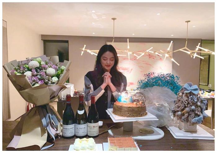 王中磊女儿晒22岁庆生照 王文也被蛋糕鲜花包围甜笑许愿
