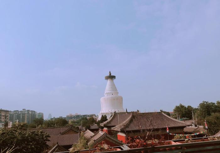 老北京胡同与现代都市的交融：西城区白塔寺周围能体会穿越时空