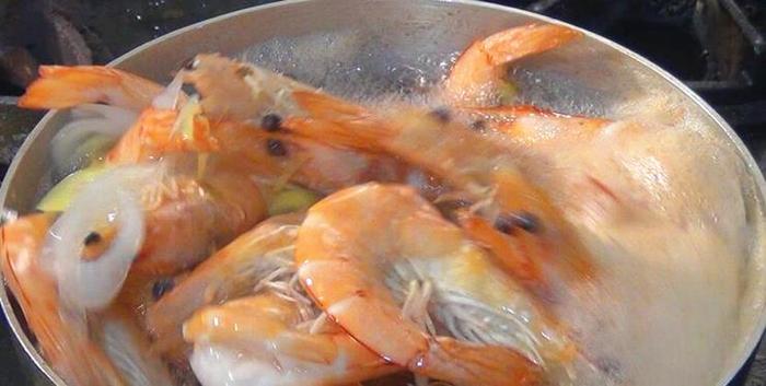 大虾最简单营养的做法，鲜嫩美味，营养丰富，老人孩子都适合