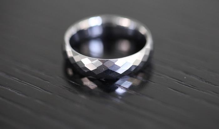 想知道钛合金和碳化钨戒指的区别吗？