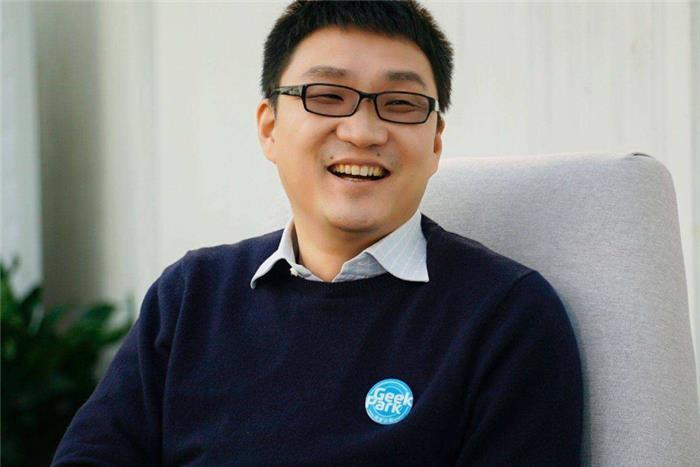 拼多多的创始人黄峥却非常低调，不过优秀的人是不会因为低调就被埋没。虽说现在的电商市场是阿里巴巴的天下