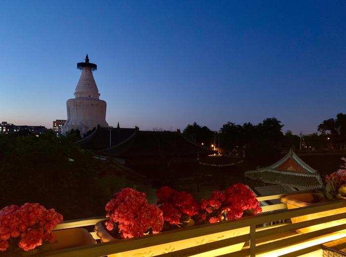 老北京胡同与现代都市的交融：西城区白塔寺周围能体会穿越时空