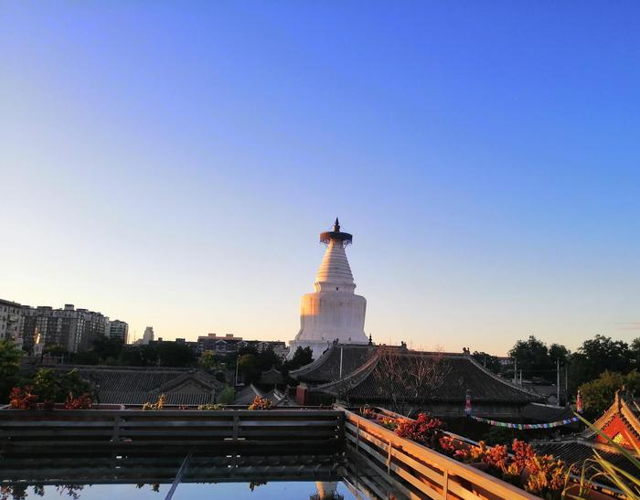 老北京胡同与现代都市的交融：西城区白塔寺周围能体会穿越时空