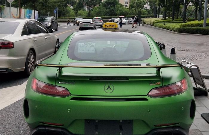 苏州第1台上牌的奔驰GT R，限量28台，对手是911