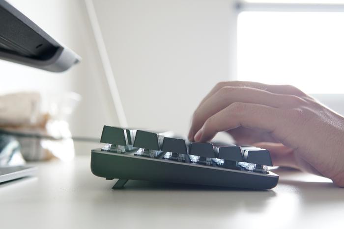 罗技 K845 机械背光键盘：一款能在办公室使用的游戏键盘