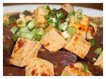 精选美食推荐：酱汁土豆条，鸳鸯豆腐，香干木耳炒鸡的做法