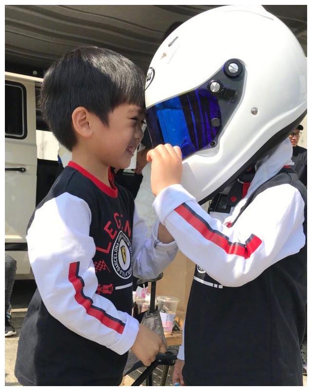林志颖带双胞胎儿子到赛车场地玩耍，陈若仪穿赛车服大秀好身材