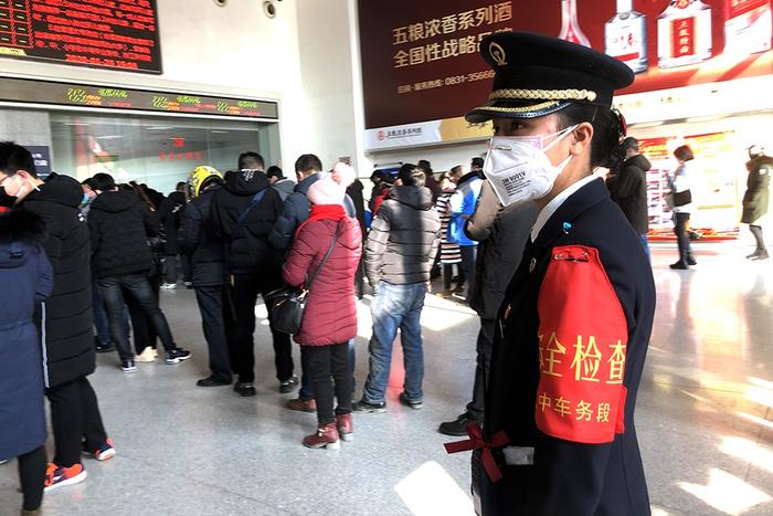 陕西汉中：坚守我的阵地，3朵“铿锵玫瑰”在高铁车站绽放