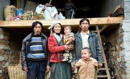 尼泊尔的“一妻多夫制”，妻子周旋在兄弟俩之间，坦言：并不幸福