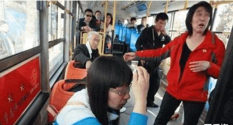 女孩公交车上好心给老人让座后, 不料反遭老人一家三口殴打