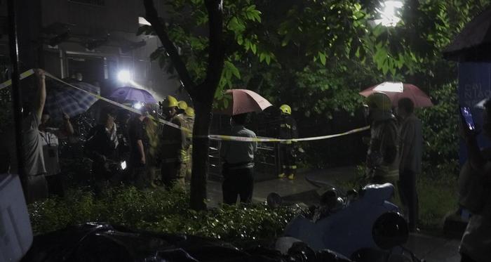 杭州江干区一小区，凌晨4点钟着火，疑是电瓶车引起的