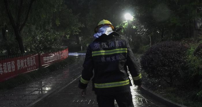 杭州江干区一小区，凌晨4点钟着火，疑是电瓶车引起的
