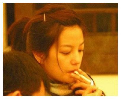 胡歌自爆烟瘾重，网友：你怎么可以吸烟？路人看后竟然纷纷转粉！