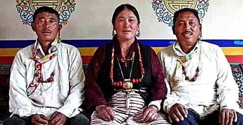 尼泊尔的“一妻多夫制”，妻子周旋在兄弟俩之间，坦言：并不幸福