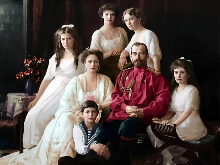 末代沙皇一家7口人被杀，最小的孩子仅仅14岁，图9是枪决现场