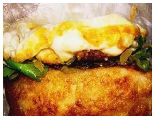 重庆有一种汉堡叫“鸡蛋汉堡” 其实是加强版的熨斗糕