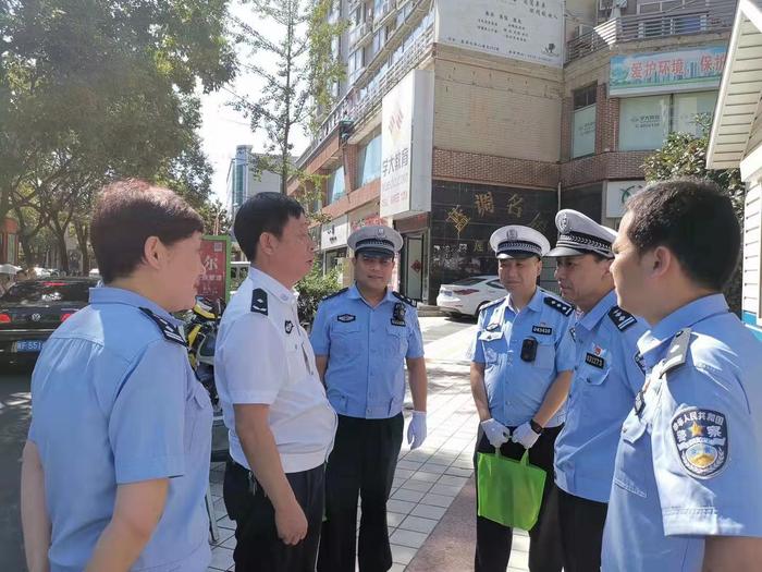 汉中市交警支队支队长王群智看望慰问交警一大队一线执勤民警