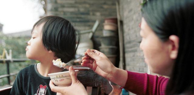 “小孩喝你一口奶茶又不会死”，奶奶强势护娃，女子：我有肺结核