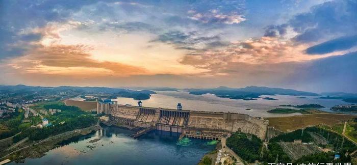 它是中国唯一的“水都城市”，名胜古迹构成了一个迷人的旅游区