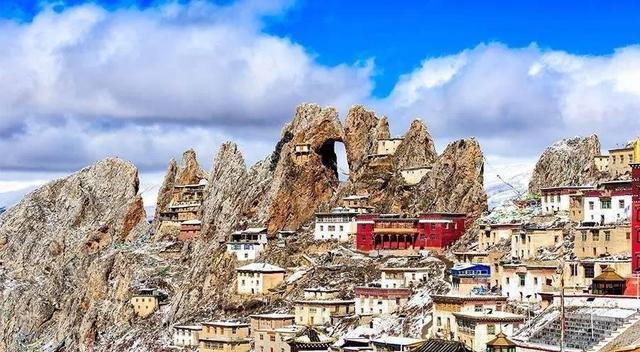 西藏神秘悬空寺，高山之巅的信仰，凌驾在4800多米的山尖