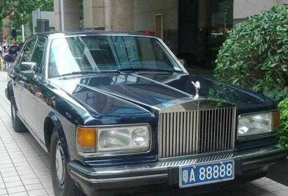 被誉为“最扣富豪”，却挂广州最贵车牌，一生捐款12亿！