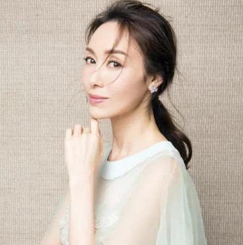 她出身豪门曾是TVB名旦，如今49岁庆生近照曝光，皮肤细嫩如少女
