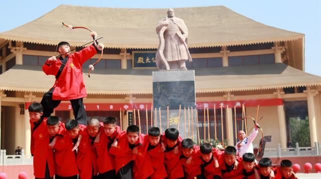 中国史上最尊贵的姓氏，皇帝见了都得礼让叩首，如今人口近一亿