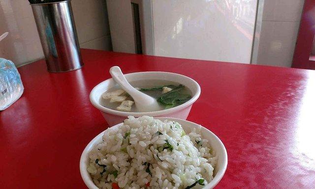 上海街头民生饮食-黄山菜饭骨头汤