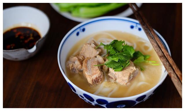 美食推荐：胡萝卜玉米排骨汤，鸡蛋饼，虾皮萝卜丝汤的做法